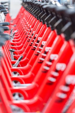 Barselona, İspanya - 09 Eylül 2020: La Barceloneta 'da arka arkaya park edilmiş parlak kırmızı bisikletler. Çevresel sürdürülebilir taşıma kavramı. Bisiklet kiralama servisi biicing.