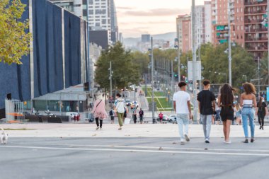 Barselona, İspanya: 2020 02 Eylül: 2020 yazında Barcelona 'daki Forum' da insanlar sokakta yürüyor.