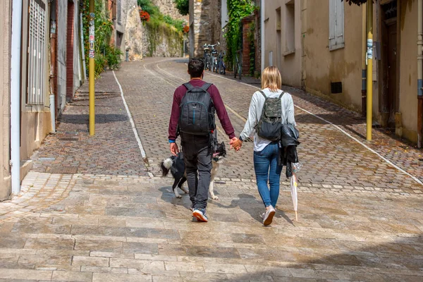 Фуа Франция 2020 Сентябрь Молодая Пара Выгуливает Собаку Улице Деревни — стоковое фото