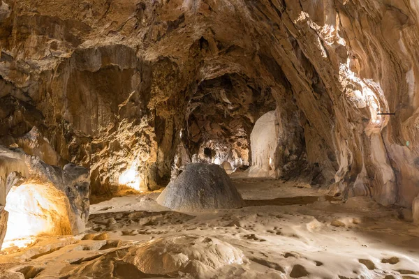 法国美丽的洞穴岩层 阿丽齐 阿丽齐的塔拉斯康 隆布里夫斯洞穴 — 图库照片
