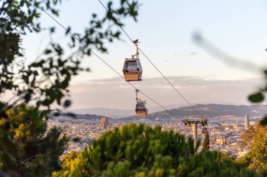 Barcelona, İspanya 26 Eylül 2020: Montjuic Şatosu kökeni 1640 yılına dayanan, Barcelona 'daki Montjuc Tepesi' nin tepesine inşa edilmiş eski bir askeri kaledir.