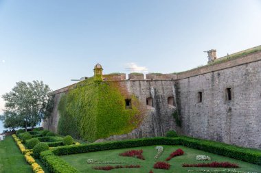 Barcelona, İspanya 26 Eylül 2020: Montjuic Şatosu kökeni 1640 yılına dayanan, Barcelona 'daki Montjuc Tepesi' nin tepesine inşa edilmiş eski bir askeri kaledir.