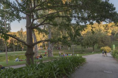 Barcelona, İspanya: 26 Eylül 2020: Barcelona 'da Montjuic' teki Mossen Cinto Verdaguer Bahçelerinde Peope.