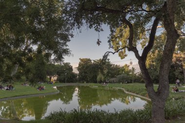 Barcelona, İspanya: 26 Eylül 2020: Barcelona 'da Montjuic' teki Mossen Cinto Verdaguer Bahçelerinde Peope.