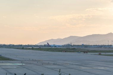 BARCELONA, İspanya - 26 Eylül 2020: 26 Eylül 2020 'de Barcelona' dan kalkan bir Air Arabia uçağı. Vueling, 87 uçakla faaliyet gösteren düşük maliyetli bir İspanyol havayolu şirketi..