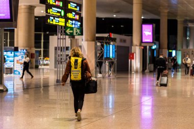 Barcelona, İspanya: 26 Eylül 2020: 2020 'de Barcelona' daki El Prat havaalanının 2 numaralı terminalinde Covid 19 uçuşu için bekleyenler.