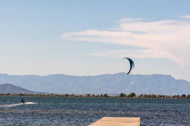 Delta del Ebro, İspanya: 28 Eylül: 2020 yazında Platja del Trabucador, Tarragona, İspanya 'da insanlar uçurtma sörfü yapıyor.