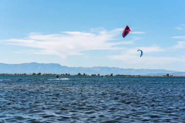 Delta del Ebro, İspanya: 28 Eylül: 2020 yazında Platja del Trabucador, Tarragona, İspanya 'da insanlar uçurtma sörfü yapıyor.