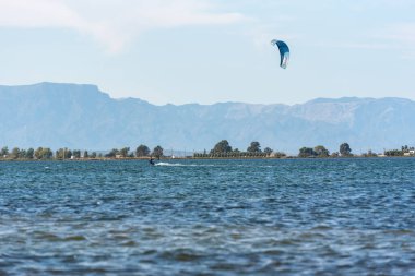 Delta del Ebro, İspanya: 28 Eylül: 2020 yazında Platja del Trabucador, Tarragona, İspanya 'da insanlar uçurtma sörfü yapıyor.