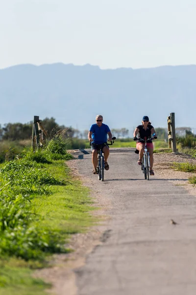 Delta Del Ebro Espanha Setembro Pessoas Bicicleta Entre Campos Arroz — Fotografia de Stock