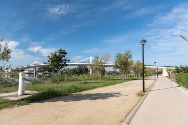 Sant Jaume d Enveja yeni köprü Lo Passador Ebro nehri üzerinde Ebro Delta, Tarragona, Katalonya, İspanya.