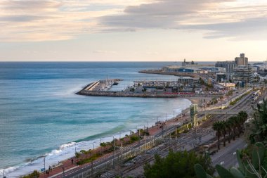 Tarragona, İspanya: 2020 Eylül: 27 Eylül: İspanya 'da yaz mevsiminde Tarragona limanının manzaraları.