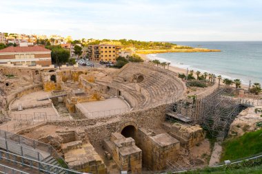 Tarragona, İspanya: 27 Eylül 2020: İspanya 'daki Tarragona Amfitiyatrosunda güneşli bir gün - UNESCO' nun Dünya Mirasları Alanı.