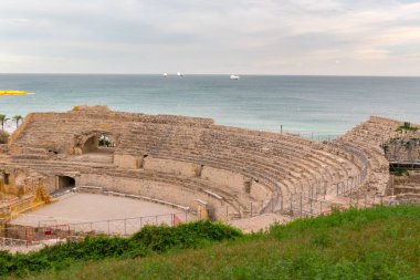 İspanya 'nın Tarragona Amfitiyatrosunda güneşli bir gün - Yazın UNESCO Dünya Mirasları Alanı.