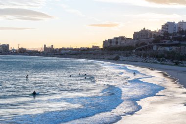 Tarragona, İspanya: 27 Eylül 2020: 2020 yazında Tarragona 'daki Plaza del Anfiteatro' da sörf yapan insanlar.