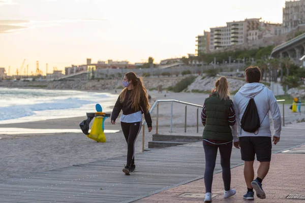 Таррагона Испания 2020 Сентября Люди Ходят Пляжу Эль Милакре Таррагоне — стоковое фото