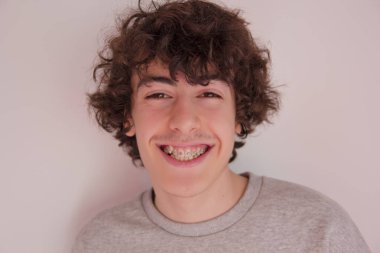 kaşlı ayraçlar, Ortodonti ile mutlu teen