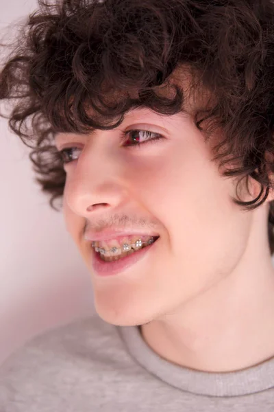 Szczęśliwy Nastolatka Szelkami Ortodoncja — Zdjęcie stockowe