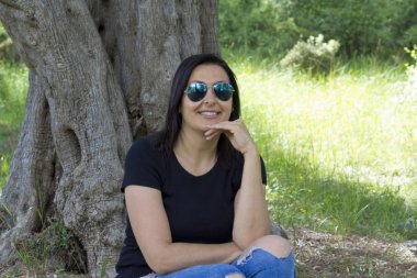 Yeşil parkta güzel kadın portresi