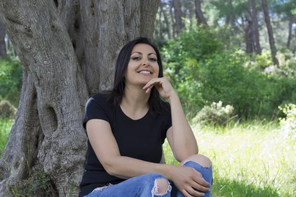 Yeşil parkta güzel kadın portresi