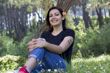 Yeşil parkta güzel kadın portresi