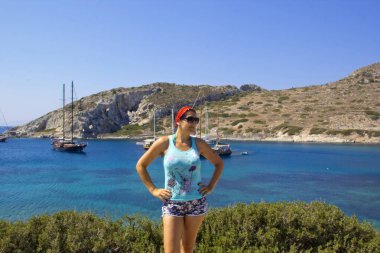 Sahilde güzel bir kadının portresi.