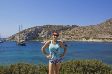 Sahilde güzel bir kadının portresi.