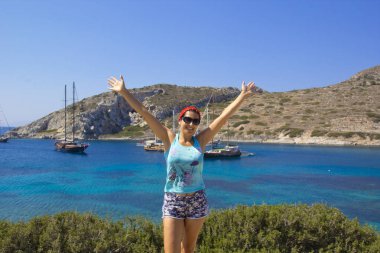 Sahilde güzel bir kadının portresi.