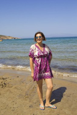 Sahilde genç bir kadının portresi.