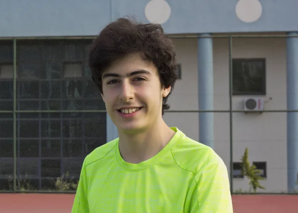 Porträt Eines Jungen Mannes Auf Dem Tennisplatz — Stockfoto