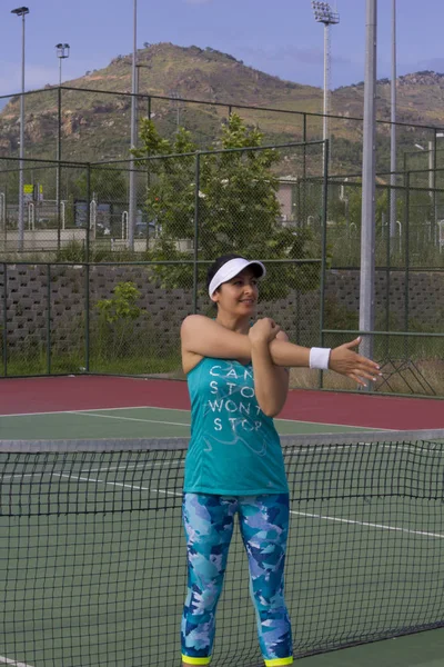 Portrait Jeune Femme Sur Court Tennis — Photo