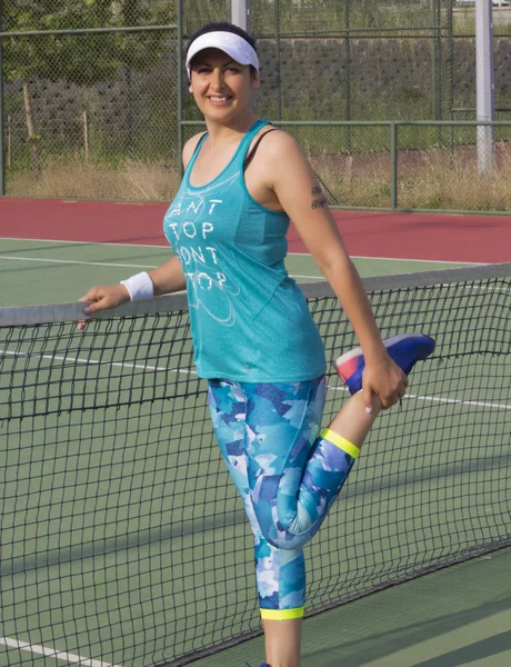 Portrait Jeune Femme Sur Court Tennis — Photo