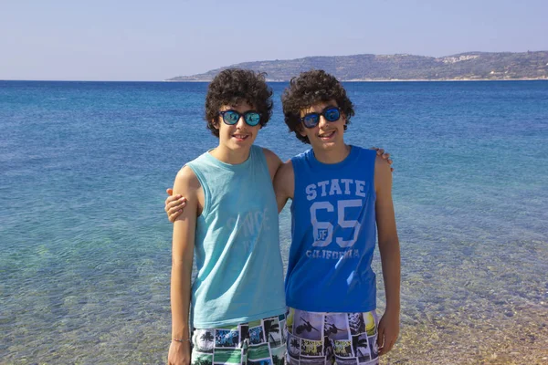 Porträtt Happy Twin Stranden — Stockfoto