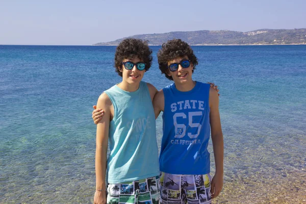해변에서 행복한 쌍둥이의 초상화 — 스톡 사진