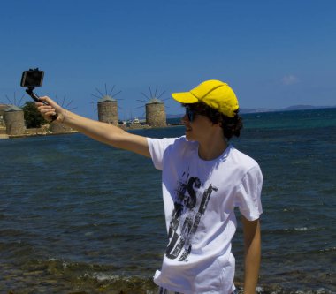 Mutlu çocuk plajda selfie yapıyor