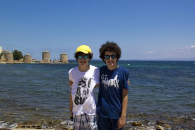 Mutlu ikizler kameraya bakıyor