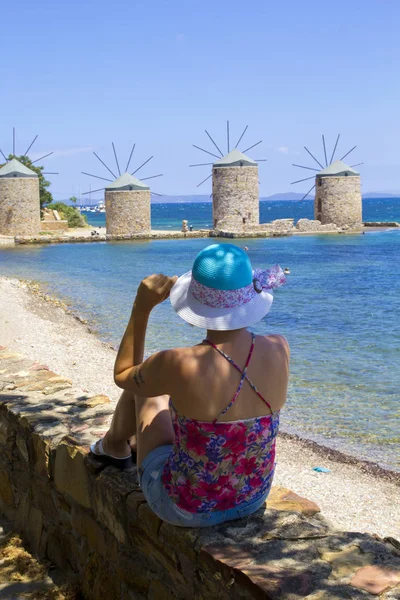 年轻女子在希腊的海滩 — 图库照片