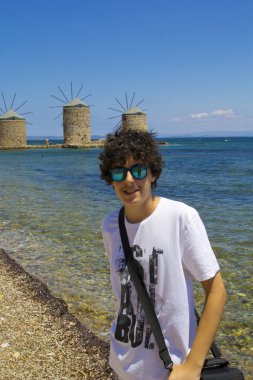 Sahilde happt çocuk portresi