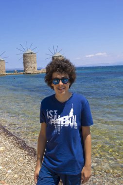 Sahilde happt çocuk portresi