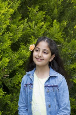 parkta genç kız portresi