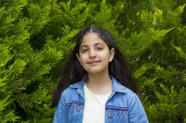 parkta genç kız portresi