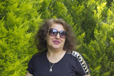 Mutlu kadın doğada kameraya bakıyor, Türkiye