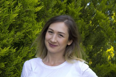 parkta güzel bir kadın portresi