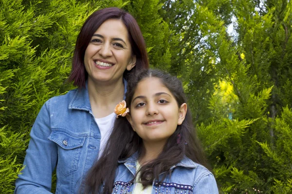 Doğada Mutlu Aile Portresi Türkiye — Stok fotoğraf