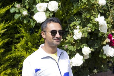 Bahçedeki genç adam