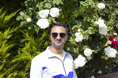 Bahçedeki genç adam