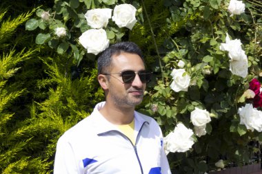 Bahçedeki genç adam