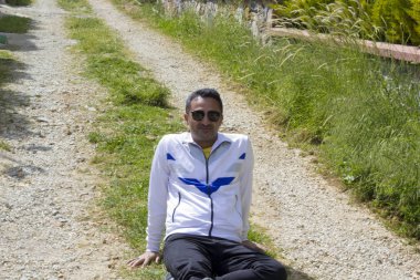 parkta genç adam portresi