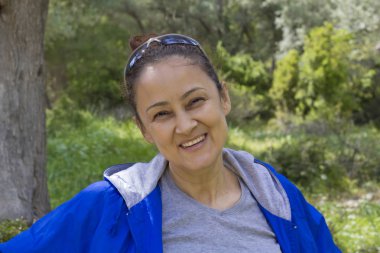 Parktaki güzel genç bir kadının portresi.