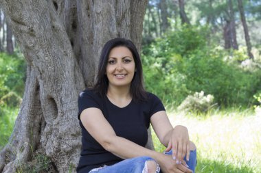 Ormanda genç kadın portresi